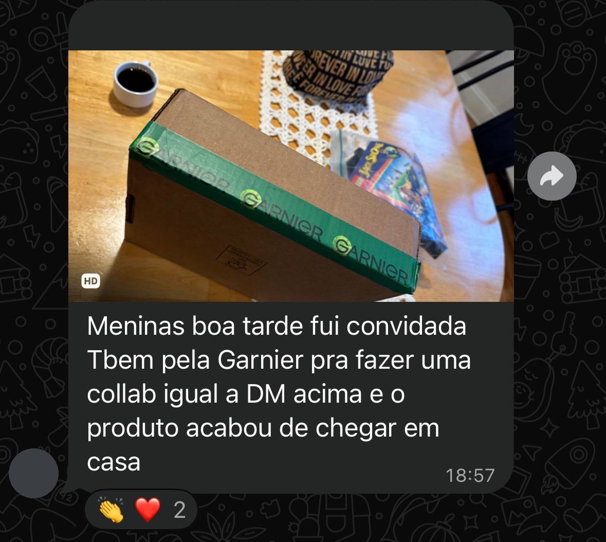 Participante mostrando a caixa da Garnier que recebeu após ser convidada para uma collab